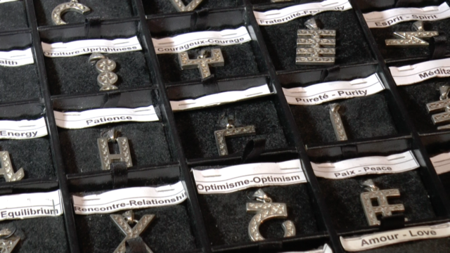 Des bijoux représentant les lettres de l’alphabet berbère