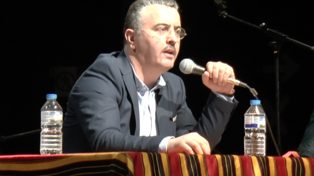 M. Farid Benmokhtar pendant la conférence sur le printemps berbère